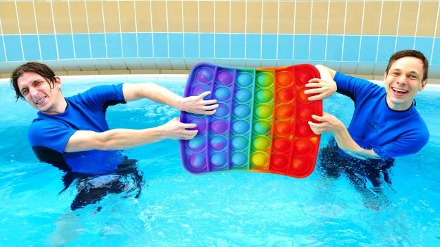 Смешные видео в Аквапарке - Антистресс ПОП ИТ для Акватим! - Супергерои и Трансформеры онлайн