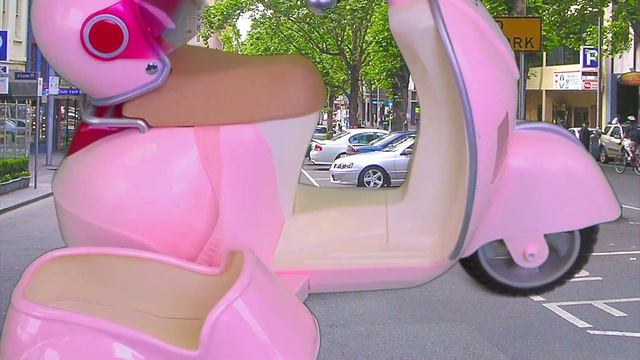 Мама и кукла украшают пасхальные яйца / PLAY TOYS RUSSIAN