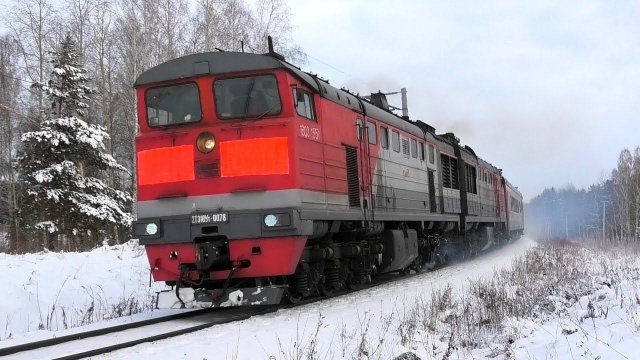 Гибрид 2ТЭ10УТ-0078 А/0095 Б с пассажирским поездом Новый Уренгой — Оренбург