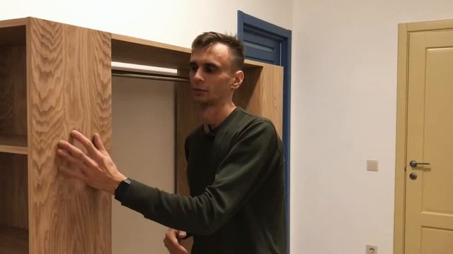 открытый гардеробный шкаф в прихожей из дерева и металла