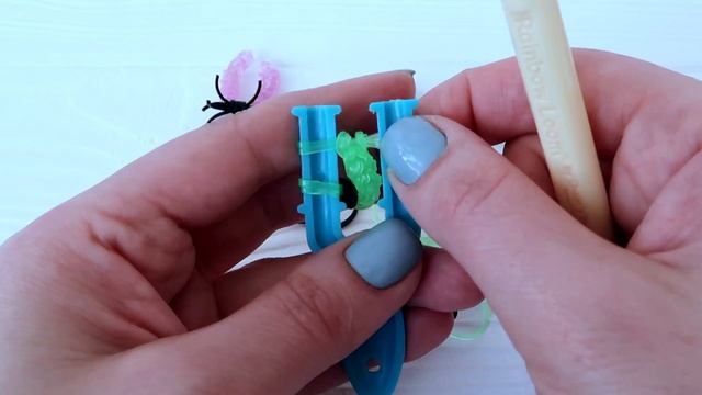 КОЛЬЦО ПАУК ИЗ РЕЗИНОК на рогатке без станка | Spider ring rainbow loom