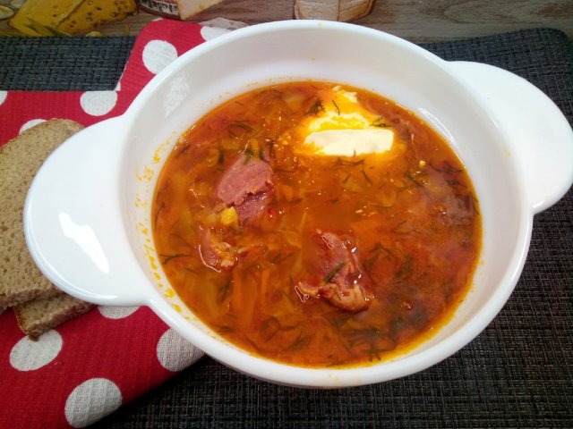 ЩИ С КВАШЕНОЙ КАПУСТОЙ НА ГОВЯЖЬЕМ БУЛЬОНЕ С ТОМАТНОЙ ПАСТОЙ
