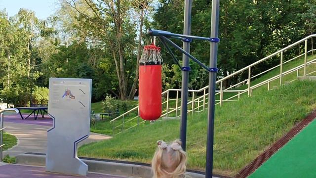 гуляем на площадке.. Алисия с мамой. июнь 2024.