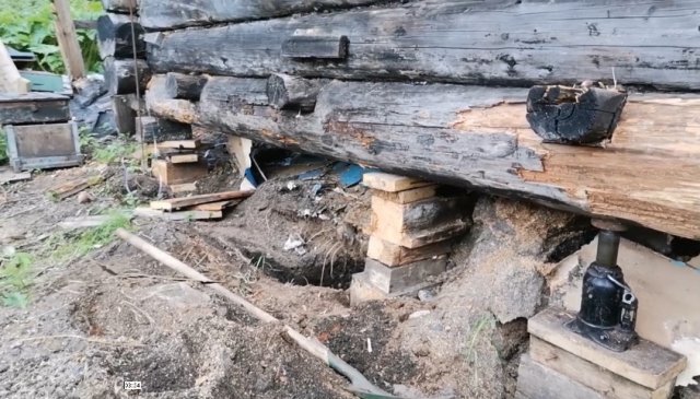 Замена нижнего венца. Поднимаю баню.