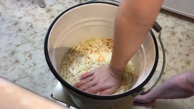 Квашенная капуста. Самый простой и вкусный способ. Как заквасить капусту чтобы не темнела