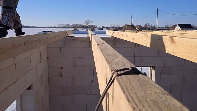 Крепление балок перекрытия на проволоку (продолжение). крыша без мауэрлата.