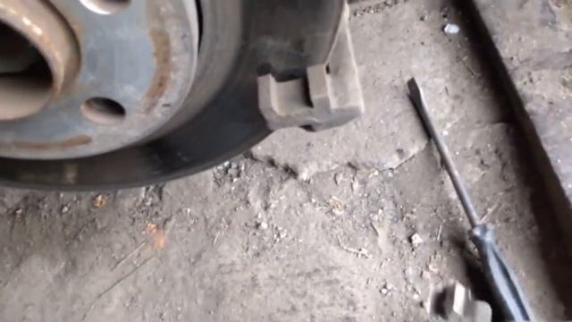 Техобслуживание передних тормозных суппортов поло седан (Service brake caliper Volkswagen Vento)