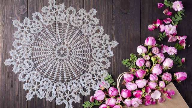 Салфетка крючком с каймой брюггским кружевом. Часть 1