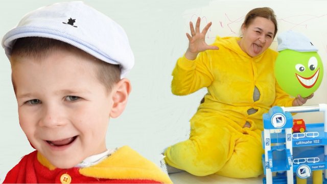 Ребенок играет в сыщика и находит спрятанные от него игрушки