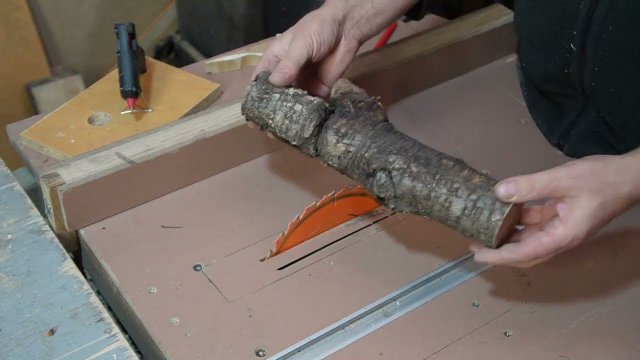 Как с помощью циркулярки легко распилить небольшие полешки на бруски и досочки