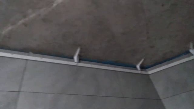 Показываю как крепят натяжной потолок поверх керамогранита в ванной комнате