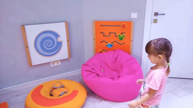 Мия веселится в игровом центре. Wow Mia vlog.