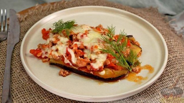 Оригинальная подача, вкусный состав.
БАКЛАЖАНЫ С ФАРШЕМ И СЫРОМ