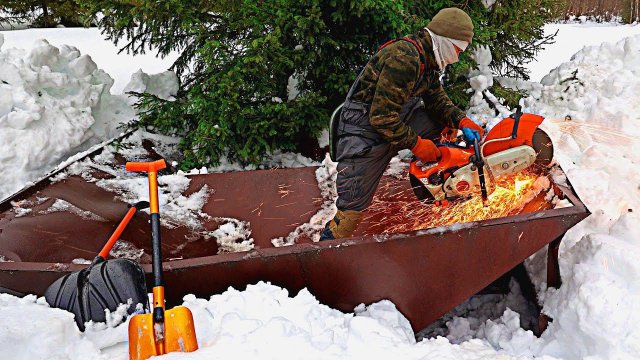 НАХОДКА В ТАЙГЕ! РАСКОПАЛ БУНКЕР. СССР. КОРМИТ. БЕНЗОРЕЗ, ПИЛА ВСЕ В ДЕЛЕ. ИЗБА. РЫБАЛКА БУДЕТ ВСЕ!