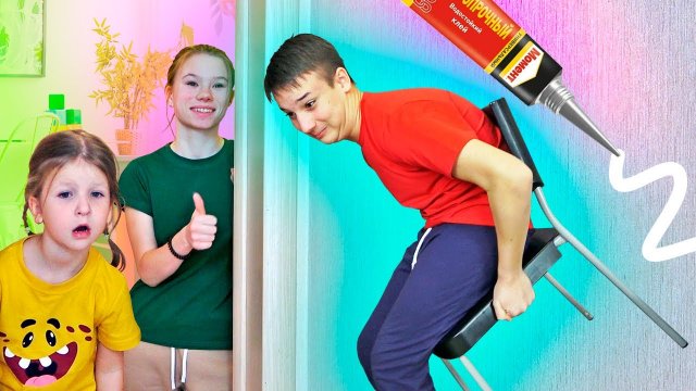 Младшая и старшая сестра вредничают и достают брата