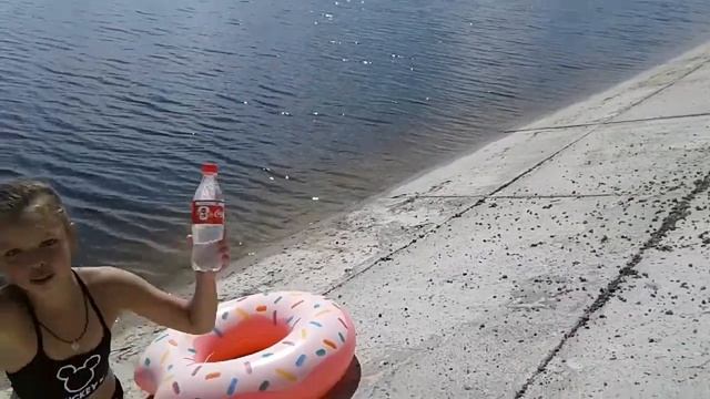 Катя и Поля загорают на Леневке