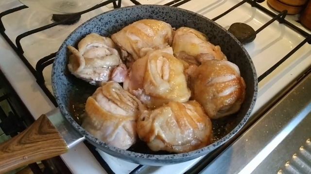 Куриные бедра на сковороде / СОЧНЫЕ и НЕЖНЫЕ бедрышки с овощами / Простой рецепт курицы