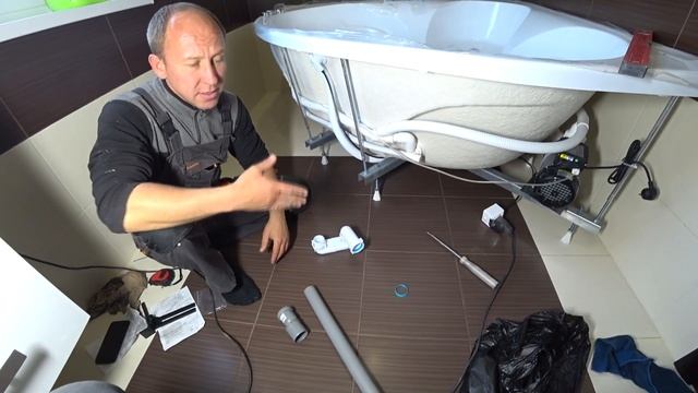 Установка ванны с гидромассажем.