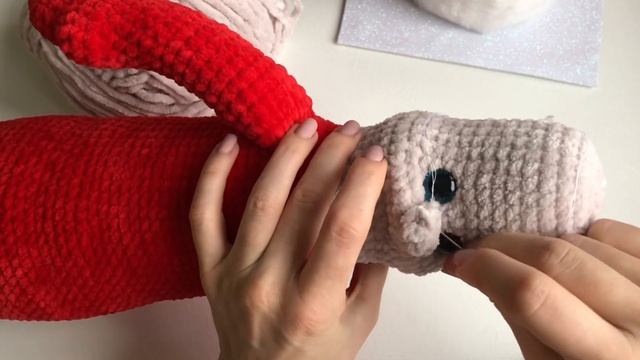 Дед Мороз крючком из плюшевой пряжи. Мастер-класс. Часть 2