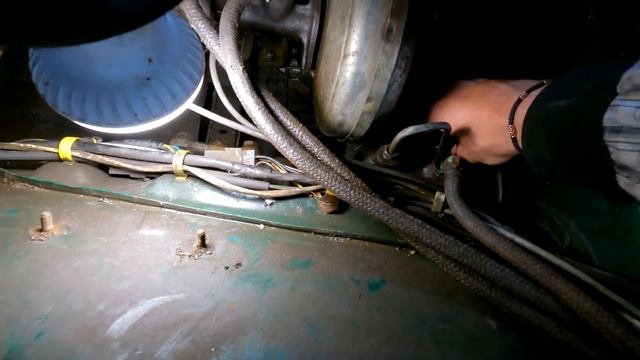 Ремонт Нивы 21213. Травит воздух педаль тормоза. Замена тормозного вакуумника.