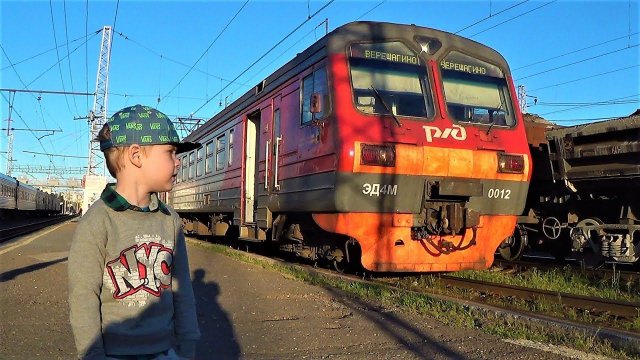 железнодорожный транспорт смотрим поезда и открываем сюрпризы игрушки технопарк транспорт для детей