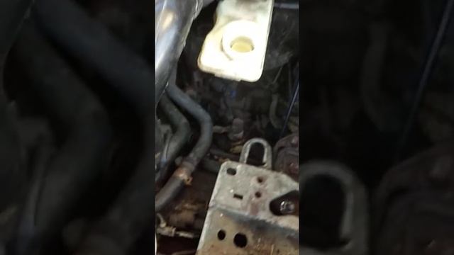 Замена и прокачка главного цилиндра сцепления Рено Меган.Подписывайтесь ?