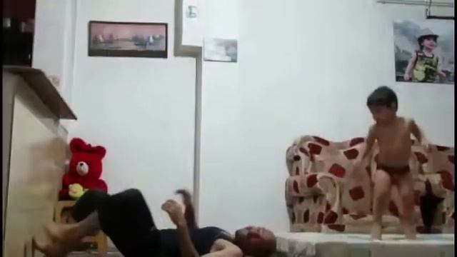 Двухлетний гимнаст в памперсе