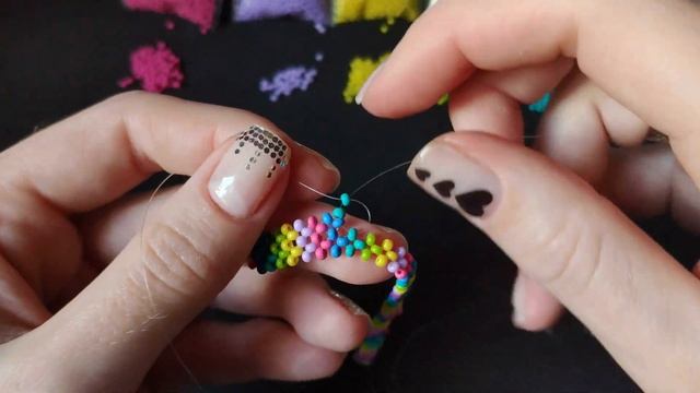 Радужный браслет (жгут) из бисера в технике крестик