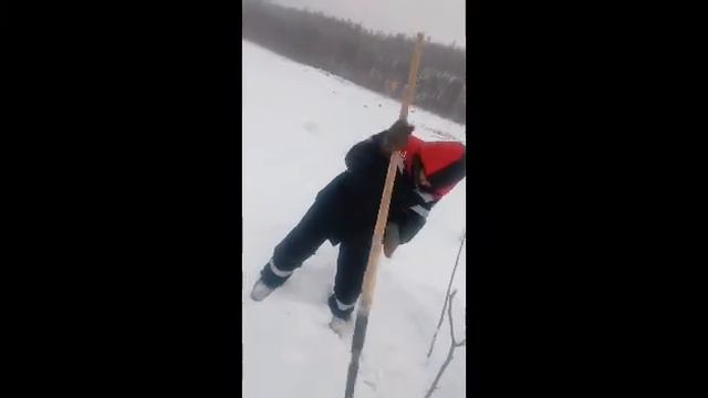 Ставим тычки зимняя рыбалка Якутия