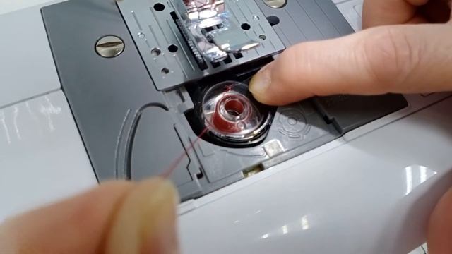 Установка шпульки в челночное устройство