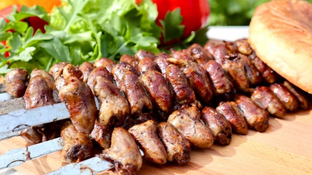Шашлычки из куриных сердечек на мангале. Сочный и вкусный шашлык.mp4
