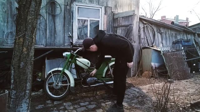 КАК ДОЛЖЕН ЗАВОДИТЬСЯ И РАБОТАТЬ МОПЕД РИГА 12 + примерные настройки и небольшой рассказ о мопеде!