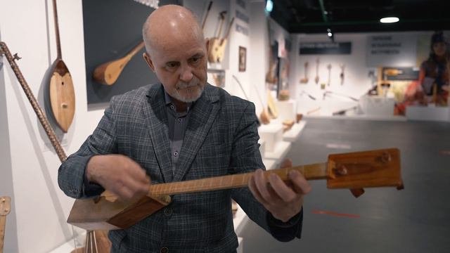 Геннадий Макаров играет на домбре