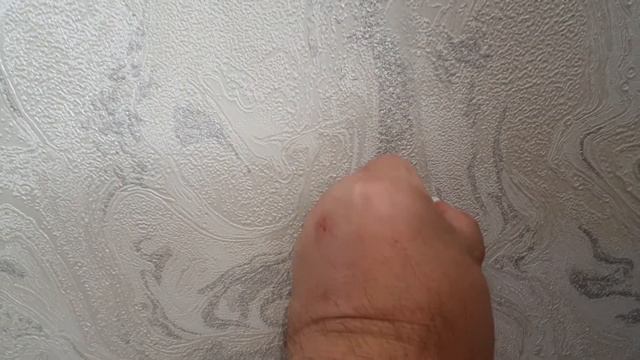 Как убрать щель если обои разошлись