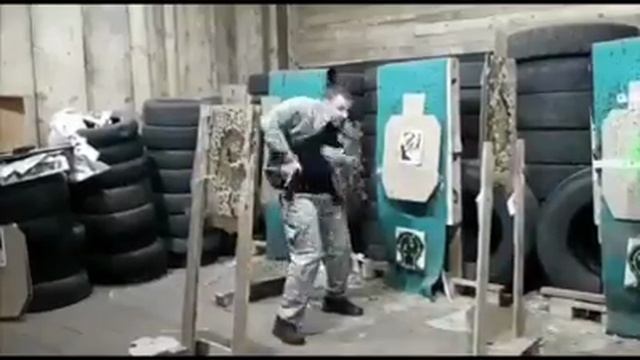 тренированный спецназ стрельба в узком пространстве