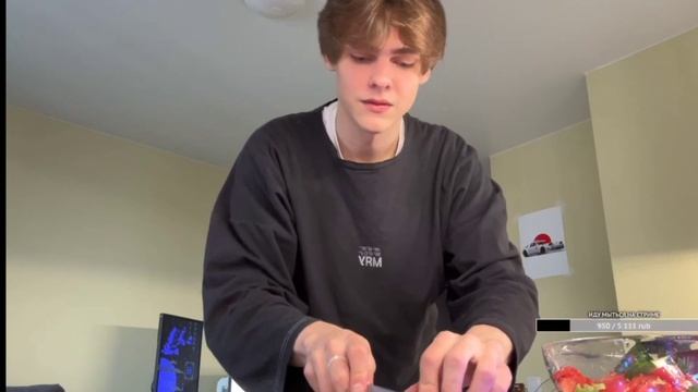 ДВОЕ МУЖЧИН НА КУХНЕ, ГОТОВЯТ САЛАТ | НА ЭТО БОЛЬНО СМОТРЕТЬ...