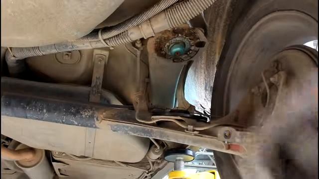 Замена задних пружин и амортизаторов на Daewoo Nexia 1,5 Дэу Нексия 2001 года