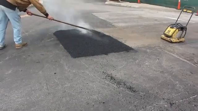 Укладка асфальта виброплитой