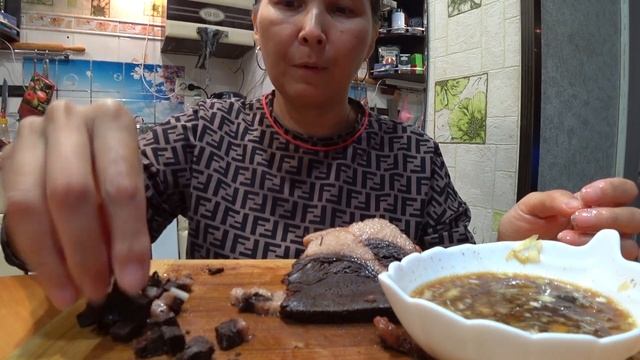 Готовим мясо нерпы. Национальная еда.