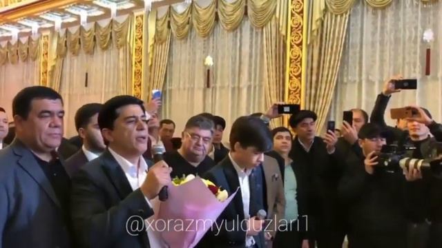 Ogabek Sobirov og'li bilan qizining to'yida duet aytdi