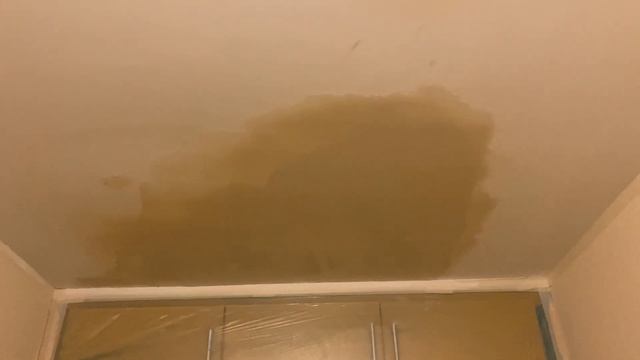 Ремонт потолка от желтых пятен после протечки.