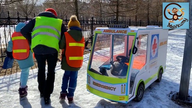 Дети и Машина. Манкиту играют в скорую помощь.