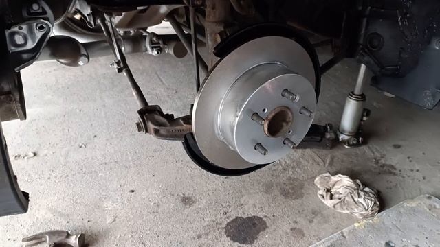 Как заменить заднии тормозные диски и колодки  в Тойота