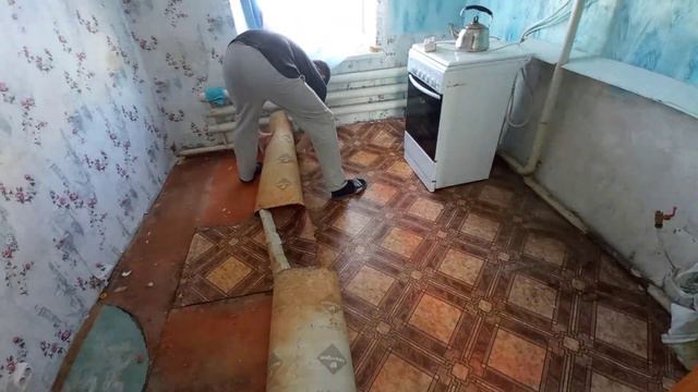 Ремонт пола на кухне. Неожиданные находки под старым полом. Бюджетный ремонт. Влог