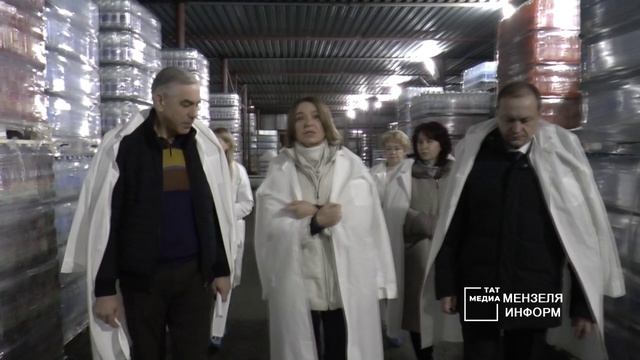 Депутат ГД РФ Альфия Когогина побывала в производственных цехах по розливу воды ТПФ Изыскатель
