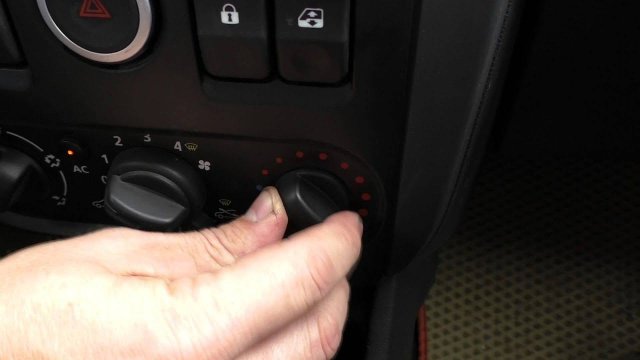 Как устранить запотевание лобового стекла в дождливую и влажную погоду.