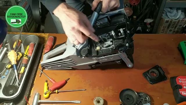 Течет масло для смазки цепи на бензопиле.