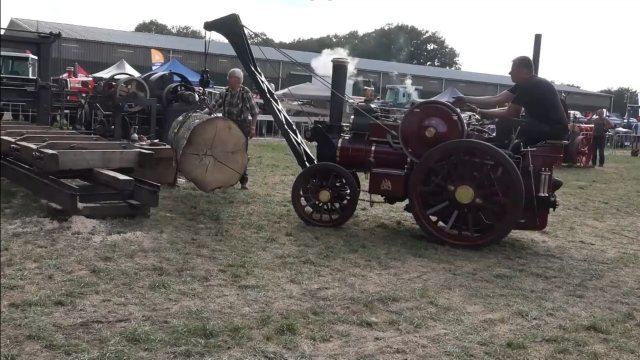 Манипулятор на паровом двигателе образца 1908 года. Надежная техника перевозит грузы уже больше 100