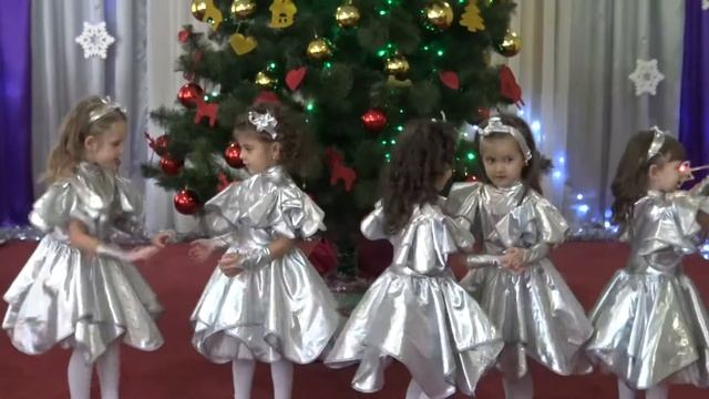 Танец конфеток. Мы девочки конфетки мы весело живём..mp4