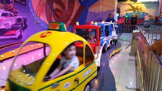 Дети в игровом центре Kinderville, шопинг в ТРЦ АДК ?♀️ VLOG Shopping kid's store
